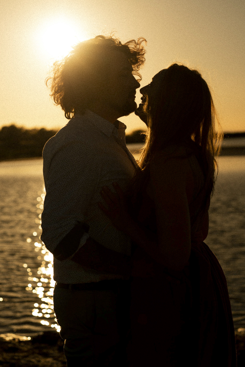 seance photo de couple au coucher de soleil aux saintes maries de la mer
