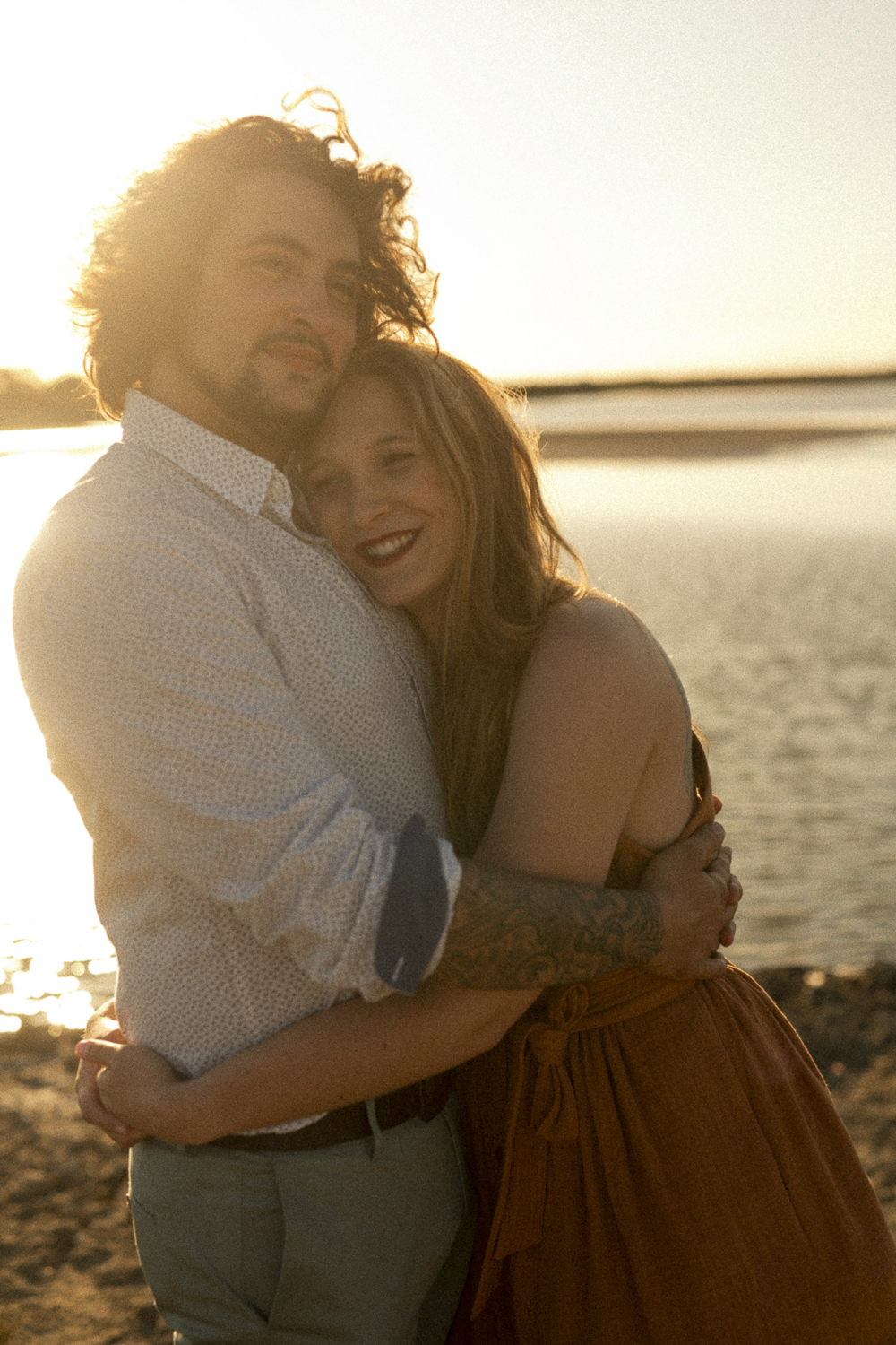 seance photo de couple au coucher de soleil aux saintes maries de la mer